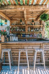 DIY Easy Outdoor Pallet Bar Ideas for Your Yard